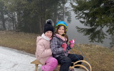 Drugošolci na sankanju